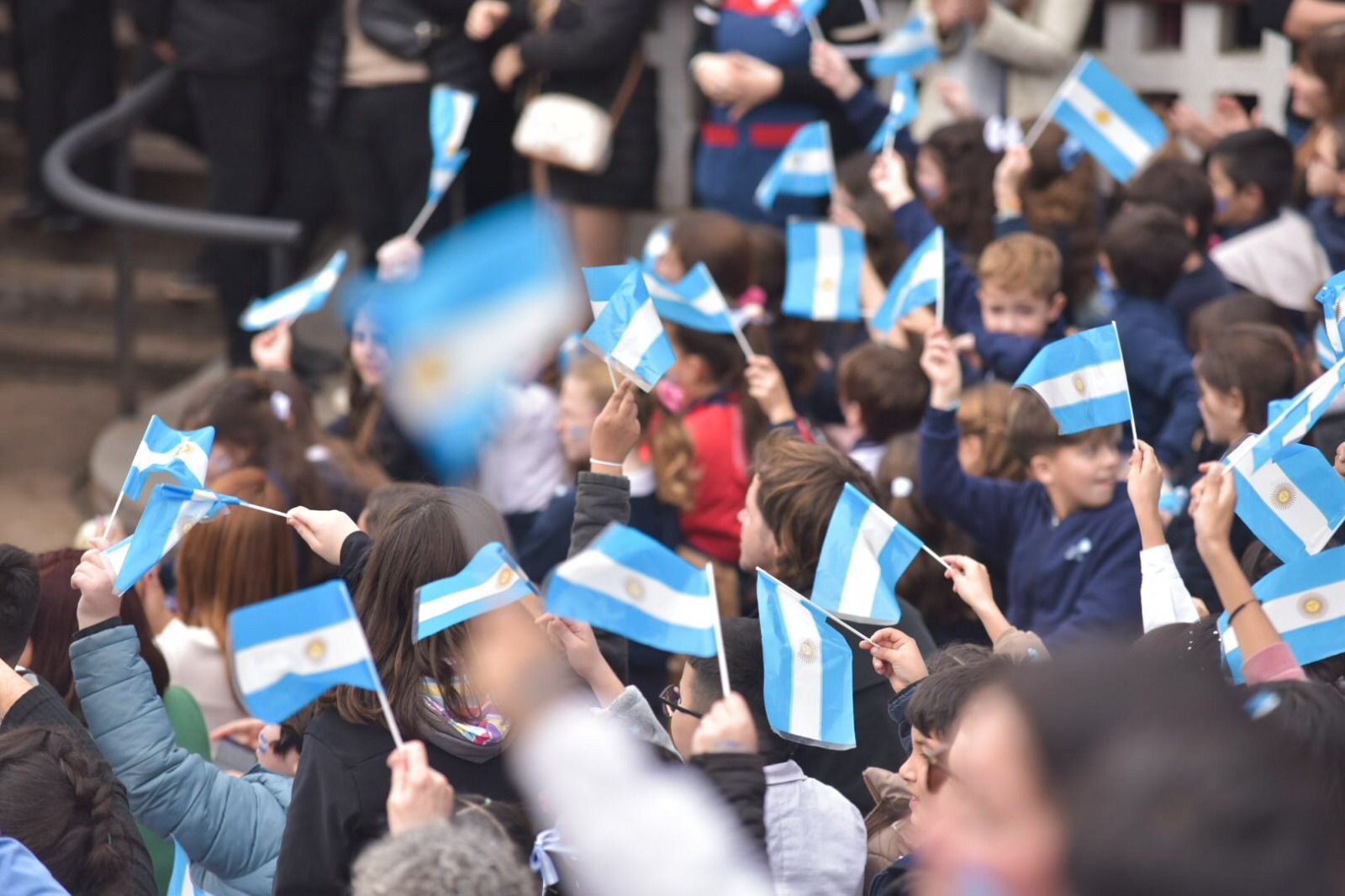 Patriotismo en estado puro: Alak y Kicillof encabezaron la promesa a la bandera en la Republica de los Niños